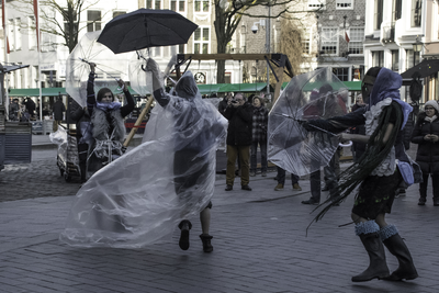 844924 Afbeelding van de uitvoering van een muzikale regenparade door HKU-theaterstudenten op het Stadhuisplein te ...